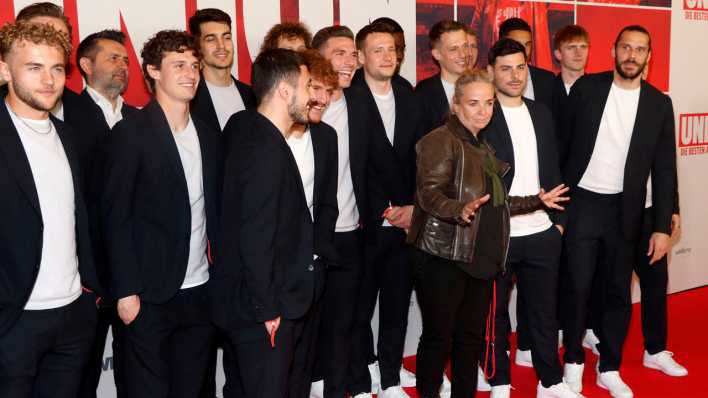 Annekatrin Hendel mit dem Team vom 1. FC Union bei der Premiere des Dokumentarfilms Union - Die Besten aller Tage im Kino International