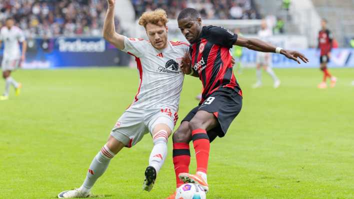 Yorbe Vertessen (1.FC Union) im Zweikampf gegen Niels Nkounkou (Eintracht Frankfurt)