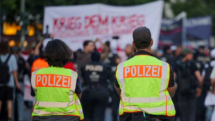 Einsatzkräfte der Polizei verfolgen die "Revolutionären 1. Mai-Demonstration", die durch Berlin-Kreuzberg und Neukölln zog.