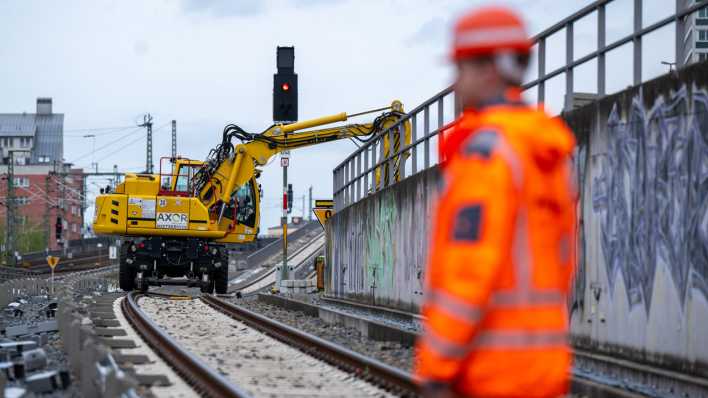 Ein Baustellenfahrzeug steht in der Nähe vom Hauptbahnhof auf den Gleisen auf der Baustelle der S21-Bahnstrecke.