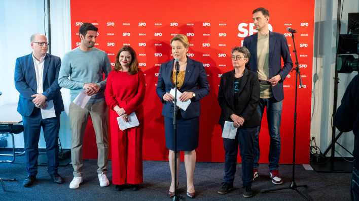 Die verbliebenen Duos mit Franziska Giffey bei einer Pressekonferenz nach der Auszählung der Stimmen zur Wahl neuen Doppelspitze der Berliner SPD.