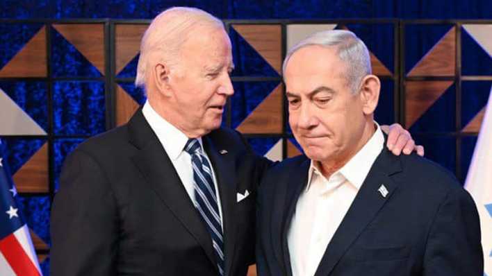 Joe Biden, Präsident der USA, legt Benjamin Netanjahu, Ministerpräsident von Israel, bei ihrem Treffen die Hand auf die Schulter.