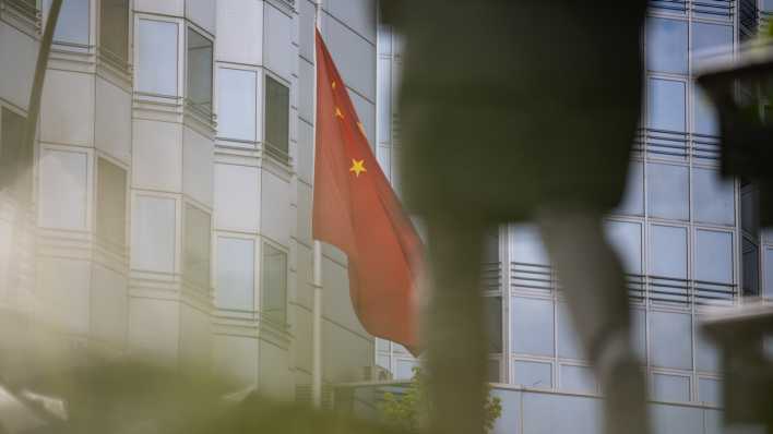 Eine chinesische Flagge weht vor der Botschaft von China in Berlin