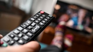 Mann sitzt mit Fernbedienung vor dem Fernseher (Bild: picture alliance/dpa/dpa-Zentralbild/Britta Pedersen)