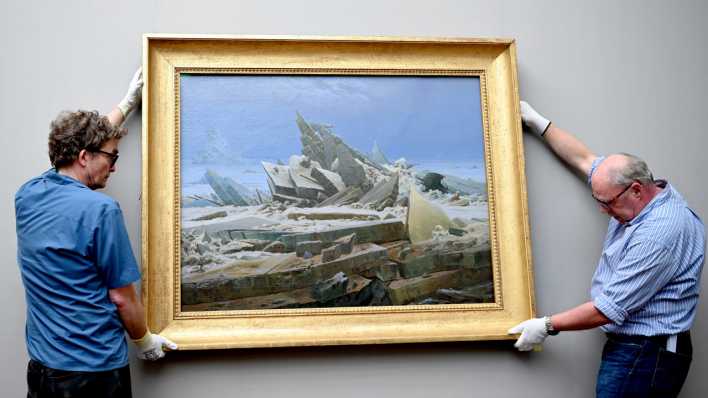 Zwei Mitarbeiter der Alten Nationalgalerie hängen das Gemälde «Das Eismeer» von Caspar David Friedrich auf