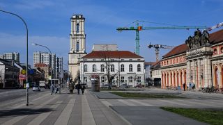 Der wiederaufgebaute Turm der Garnisonkirche in der Breiten Straße in Potsdam (Bild: Jens Kalaene/dpa)