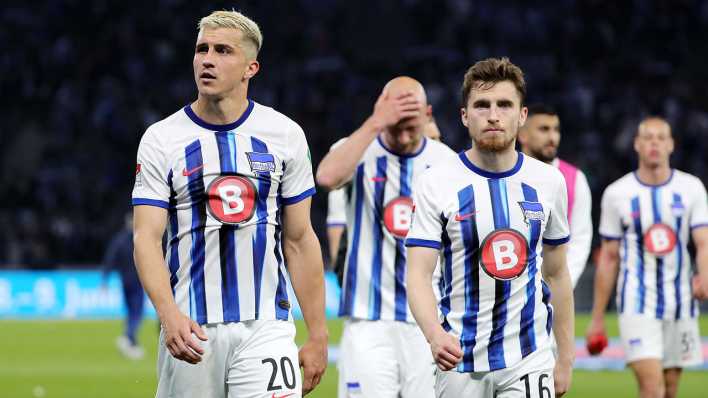Marc Oliver Kempf, Toni Leistner, Jonjoe Kenny, Herthamannschaft enttäuscht nach dem Spielende gegen Hannover.