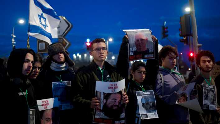 Angehörige von Geiseln, die im Gazastreifen festgehalten werden, und ihre Unterstützer protestieren vor dem Büro des Ministerpräsidenten.