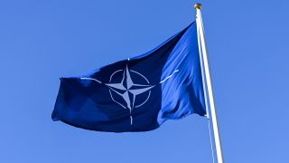 Eine Nato-Flagge weht im Wind.