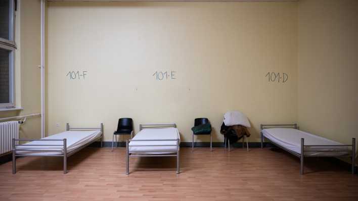 Betten stehen in einer Notunterkunft im Berliner Bezirk Friedrichshain-Kreuzberg