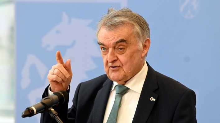Herbert Reul (CDU), Innenminister von Nordrhein-Westfalen, äußert sich vor der Presse zu den Haftbefehlen gegen mehrere Jugendliche wegen Terrorverdachts. (Bild: picture alliance/dpa/Roberto Pfeil)