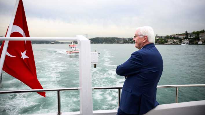 Bundespräsident Frank-Walter Steinmeier fährt mit dem Schiff Okyanus vom Anlegeplatz Eminönü in Istanbul