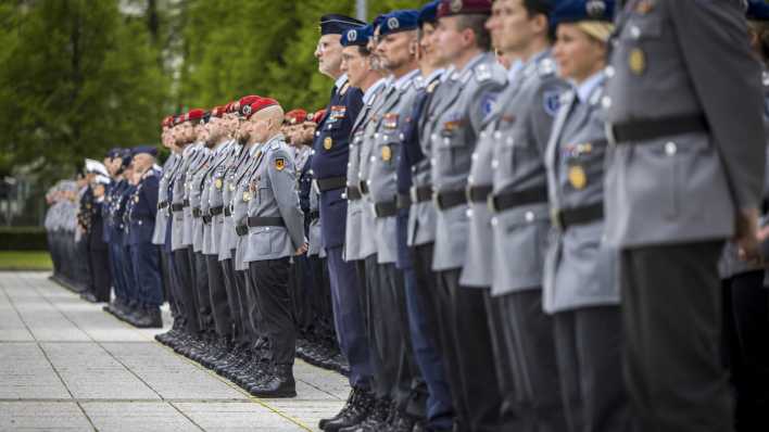 Soldaten verschiedener Streitkräfte während des Abschlussappells im Bundesministerium der Verteidigung zur Würdigung der Mali Einsätze der Bundeswehr