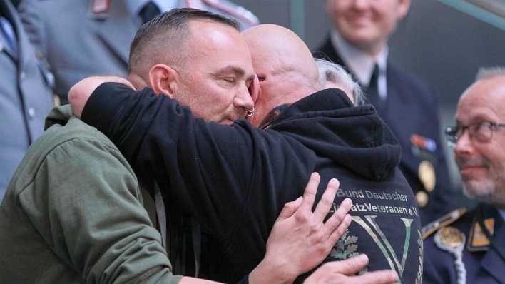 Bundeswehr-Veteranen sitzen auf der Besuchertribüne und verfolgen emotional bewegt, wie die Ein­führung eines natio­nalen Veteranenentags beschlossen wird.