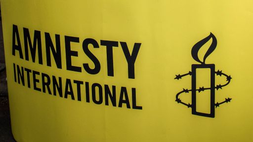Das Logo der Menschenrechtsorganisaton Amnesty International (Bild: picture alliance / CTK | Martina Houdek)