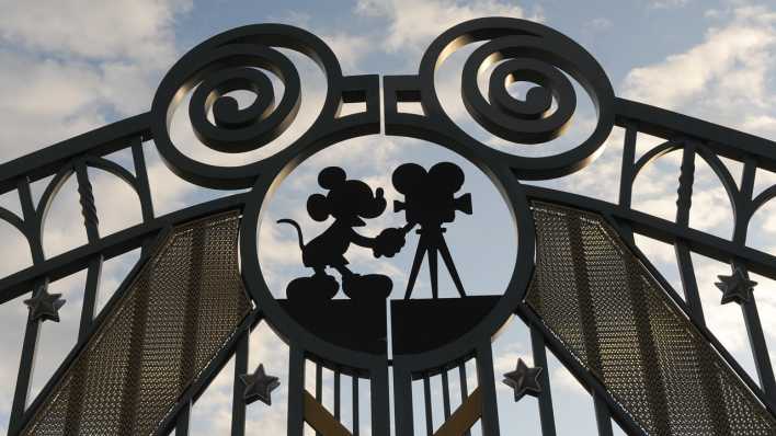 Weiße Watte-Wolken treiben hinter dem Eingangsportal der Walt Disney Studios