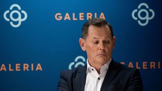 Unternehmer Bernd Beetz während der Pressekonferenz, auf der er als neuer Investor bei Galeria Karstadt Kaufhof vorgestellt wird (Bild: picture alliance/dpa/Fabian Strauch)