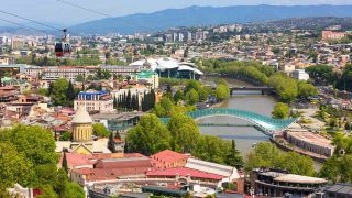 Blick auf Tiflis im Sommer