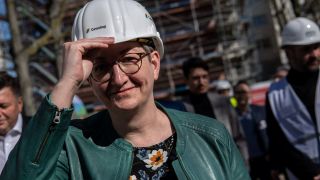 Bundesbauministerin Klara Geywitz (SPD) trägt bei einem Baustellenrundgang einen Helm (Bild: picture alliance/dpa | Paul Zinken)