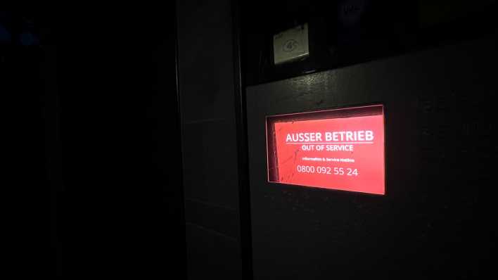 "Außer Betrieb" steht am Abend an einem Toilettenhäuschen im Görlitzer Park.