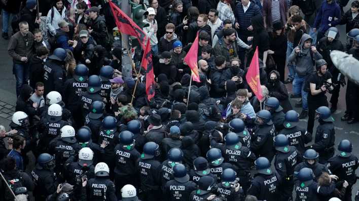 Archivbild: Demonstranten und Kräfte der Polizei stehen am 1. Mai 2023 in Berlin-Kreuzberg gedrängt, nachdem eine Demonstration für beendet erklärt wurde (Bild: picture alliance/dpa | Kay Nietfeld)