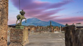 Eine Zentaurusstautue in den Ruinen der antiken Stadt Pompeji am Fuße des Vesuvs. (Bild: picture alliance / Zoonar | Offenberg)