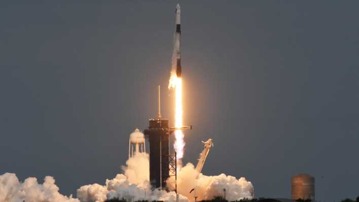 Symbolfoto: Start einer SpaceX Falcon Rakete mit dem Raumschiff Crew Dragon von der Internatinalen Raumstation in der Türkei