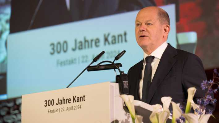 Bundeskanzler Olaf Scholz (SPD) spricht während einer Festveranstaltung zum 300. Geburtstag des Philosophen Kant.