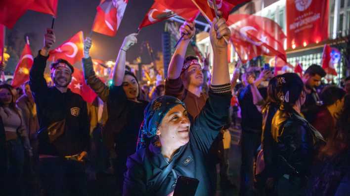 Unterstützerinnen und Unterstützer der CHP feiern den Sieg bei den Kommunalwahlen in Istanbul