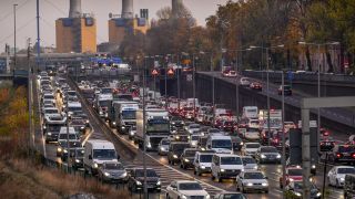 Stau in beiden Richtungen auf der Stadtautobahn A 100 in Berlin (Bild: picture alliance / Bildagentur-online/Joko)