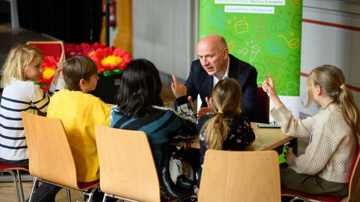 Kai Wegner (CDU), Regierender Bürgermeister von Berlin, spricht im Rahmen eines Besuchs in der Allegro-Grundschule in Berlin-Mitte mit Schülerinnen und Schülern der fünften Klasse (Bild: picture alliance/dpa/Bernd von Jutrczenka)