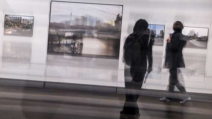 Zwei Frauen betrachten Fotografien von Michael Wesely bei der Pressevorbesichtigung der Ausstellung "Michael Wesely. Berlin 1860-2023" im Museum für Fotografie (Bild: picture alliance/dpa/Jens Kalaene)