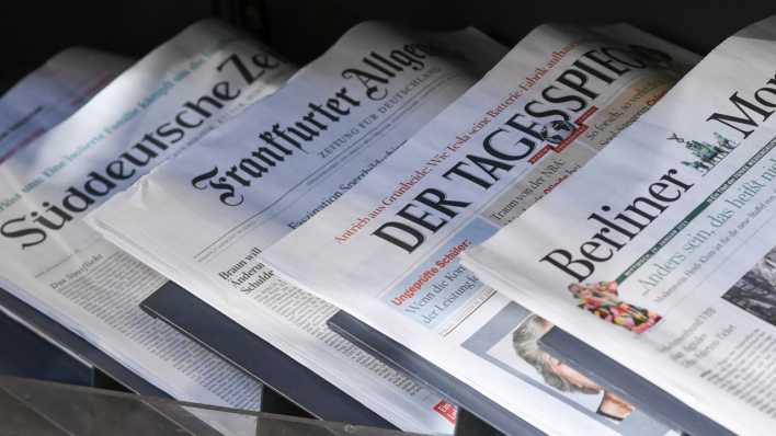 Zeitungen liegen in einer Auslage in einem Zeitschriftenladen (Bild: picture alliance/dpa/dpa-Zentralbild/Jens Kalaene)