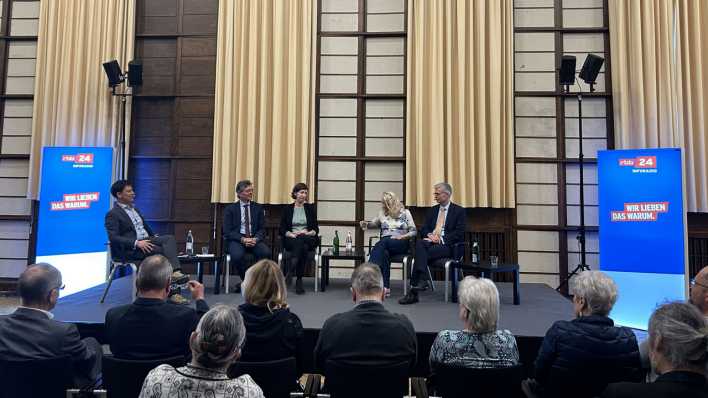 Teilnehmende der Sendung "Forum" auf dem Podium