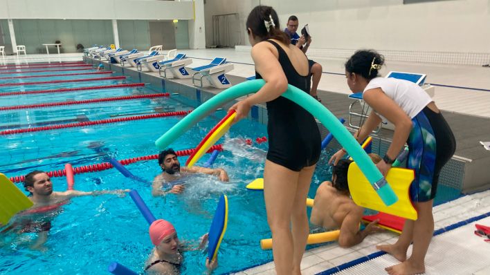 Sportbunt: Geflüchtete werden zu Schwimmtrainer:innen