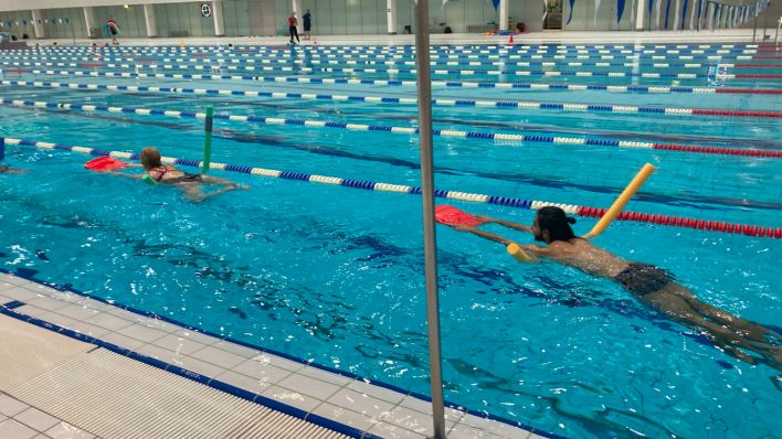 Sportbunt: Geflüchtete werden zu Schwimmtrainer:innen