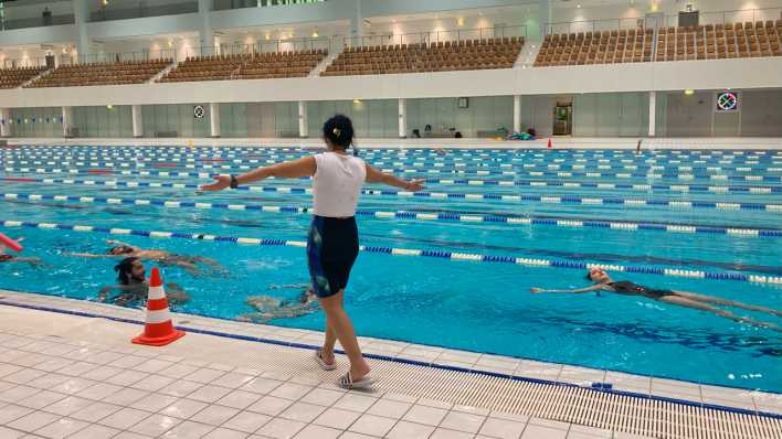 Sportbunt: Geflüchtete werden zu Schwimmtrainer:innen