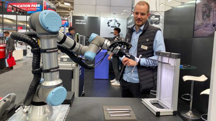 Micropsi Industries-Verkaufsleiter Maximilian Mutschler mit Roboter (Bild: rbb/Karsten Zummack)