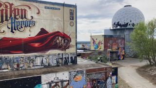 Blick auf Graffitis und eine alte Kuppel auf dem Teufelsberg