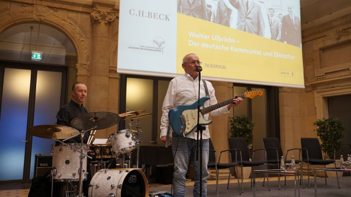 Musikauftritt von Carsten Gradmann (Schlagzeug) und Thomas Weise (Gitarre) (Bild: Werner Menke-Schersch/BAB)