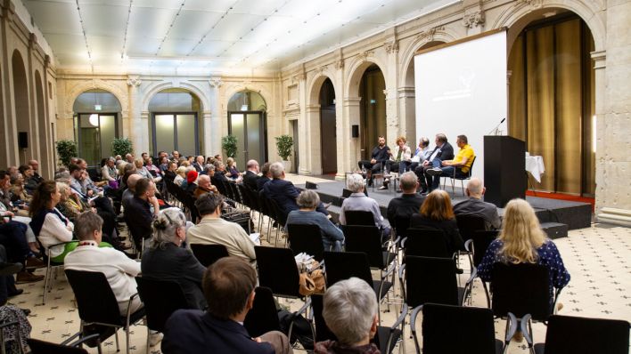 Gesprächsrunde vor Publikum (Bild: Ekko von Schwichow)