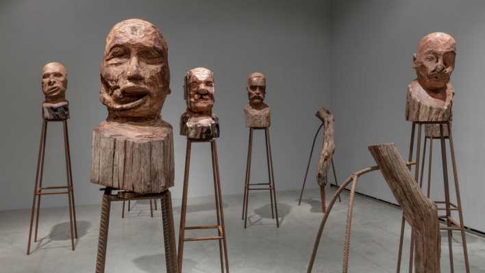 Kader Attia, J’Accuse, 2016 (Bild: VG Bild-Kunst, Bonn 2024, Courtesy the artist and Galerie Nagel Draxler Berlin/ Köln/ München, © Foto: Power Plant Contemporary Art Gallery Toronto / Toni Hafkenscheid)