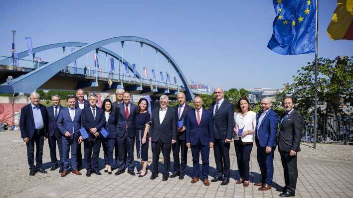 1. Mai 2024: Radoslaw Sikorski, Außenminister von Polen, Annalena Baerbock, Bundesaußenministerin, und Joschka Fischer, ehemaliger Bundesaußenminister, und weitere Politiker und Gäste aus beiden Ländern stehen zum 20. Jahrestag des EU-Beitritts von Polen vor der Stadtbrücke der Doppelstadt Frankfurt (Oder) und dem polnischen Slubice (Bild: IMAGO/photothek/Thomas Trutschel)