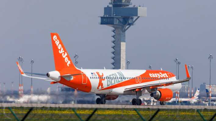 Flugzeug startet am Flughafen BER