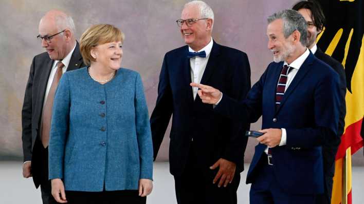 Volker Kauder, Angela Merkel, Jean-Claude Kuner, Ulrich Matthes und Moritz Rinke bei der Verleihung des Verdienstkreuzes 1. Klasse des Verdienstordens der Bundesrepublik Deutschland an Ulrich Matthes