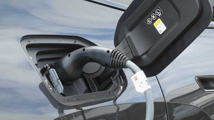 Ein Elektroauto wird aufgeladen