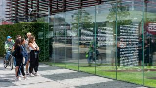 Die Artikel des Deutschen Grundgesetz an den Glasscheiben des Jakob Kaiser Haus am Reichstagsufer 4, Berlin (Bild: picture alliance/imageBROKER/Karl-Heinz Spremberg)