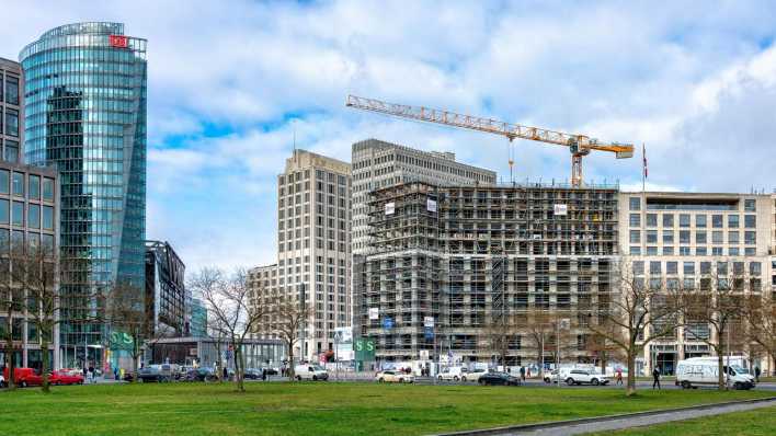 Ein Kran steht an einer Baustelle an einem Bürogebäude am Potsdamer Platz in Berlin.