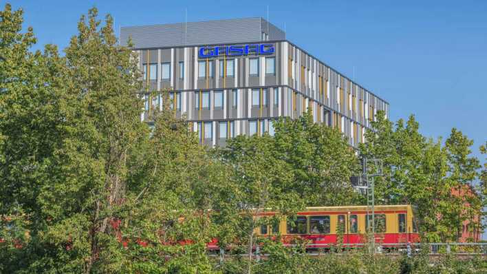 Eine S-Bahn fährt vor der Zentrale der Gasag in Schöneberg.