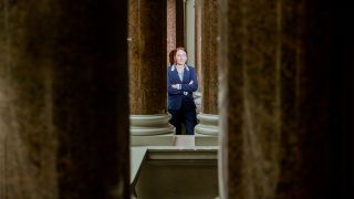 Geraldine Rauch, Präsidentin der TU-Berlin, steht im Hauptgebäude der Technischen Universität Berlin im Lichthof.